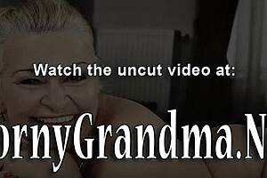 العجوز الشقراء ذات الصدر الكبير الموشومة تأخذ السائل المنوي بقوة في فمها