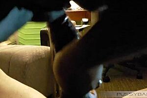 في حفلة السوينجرز، أنا منحني وأركب زب أسود كبير في وضع الكلب