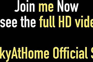 Hei Vicky Vette, cum bagi în ambele găuri și dai handjob-uri așa de fierbinți?