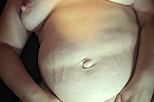 Thicc milf cums hard 😍