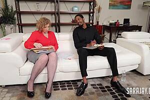 Yığılmış PAWG Sara Jay Yüz Sikiyor ve Amı Sertçe Çarpılıyor