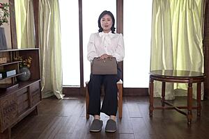 Milf Jepun Akina Katoka dalam blowjob amatur mentah.