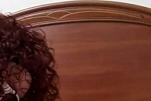 Umazana italijanska MILF hrepeni po vročem spermu!