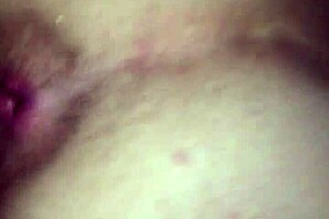 T'es-tu déjà demandé comment une milf prend une bite noire monstre penchée en avant ?