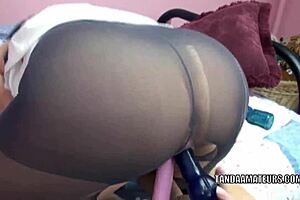 La MILF bien gaulée Melissa avale et se masturbe avec deux godes