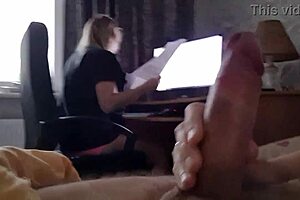 Styvmamma fångade mig när jag onanerade, hon blev så upphetsad!