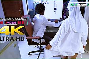 רופאה סקסית בת 19 עם ציצים גדולים מקבלת זיון חזק מרופא קולג'