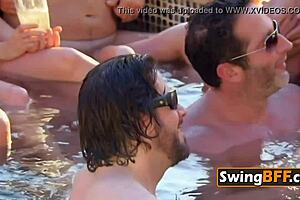 Swingers bisexuales comparten besos y pasión softcore en escena íntima