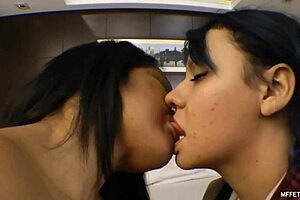 Hé, Tudsz Ellenállni Ennek A Követelőző Milfnek, Linette-Nek, Aki Játszik Az Új Játékával?