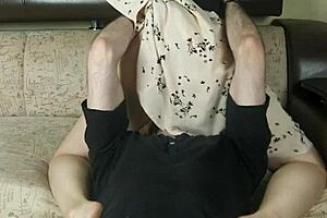 Lambendo buceta molhada debaixo do vestido em encontro russo quente.