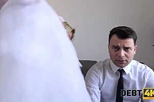 סיפור debt4k של אישה בוגדת שמזדיינת בשביל כסף בזמן שהבעל צופה. זה מטורף!