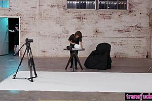 omg, genert shemale Khloe Kay og milf Adriana Chechik i vild threesome med Natalie Mars! 🍆💦