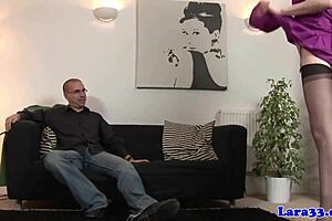 MILF в чорапи получава путката си блъскана здраво на пода