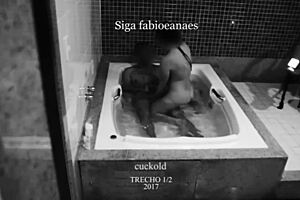 trecho aventura de 2017 que o corno filmou a hotwife safada com o amigo tímido dotado que sarra muito e chupando a buceta gostosa