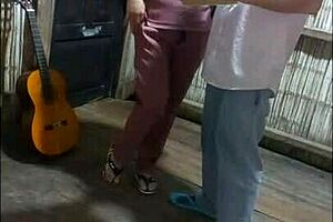 el lider religioso me predica la palabra del se�or el sucio mujeriego esta con una guitarra y me quiere convertir en discipula de cristofer como yo estaba caliente lo invite a follar y me le monte en su pene