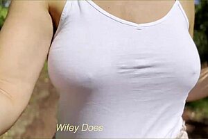 我敢作为一个性感熟女在公共场合闪现湿衬衫！