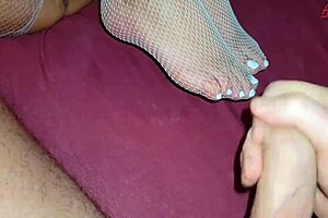 Üvey Anneyle Yatak Odasında Sessizken Gizlice Mi Dolanıyorsun?