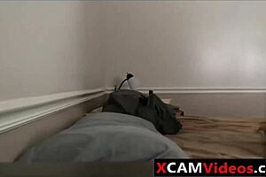 Zrela žena se šunja sa komšijom za skrivenu kućnu zabavu.