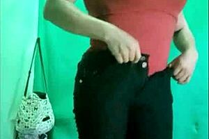 MILF ébène aux gros seins naturels a soif de sexe lesbien à la fête de Noël