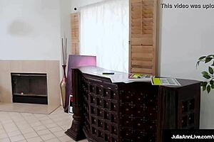 La vendeuse Julia Ann suce une bite pour du cash !