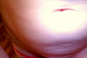 Hey üvey oğlum, o sert yarakla yakaladım seni! İç çamaşırımda hızlı boşalmana yardım edeyim!