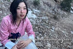 韩国女孩在森林场景中操韩国演员。