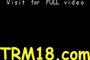 นักนวดชาวเอเชียโดนเล่นหีเปียกของเธอ เธอโค้งตัวรับการเย็ดสไตล์สุนัขสุดบ้าบอ