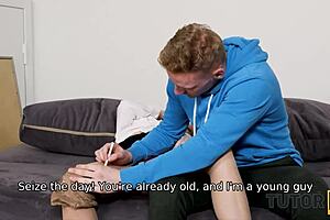 Хотели знать, как шаловливая студентка соблазняет старшую учительницу искусства в чулках?