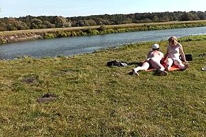 Amant sauvage de la plage baise une milf sexy en levrette en plein air