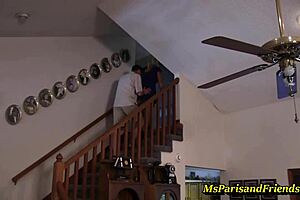 Mămăița vitregă și bona se murdăresc cu pizde rase 😏