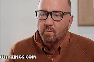 Wendy Raine tager strapon på for stedatter Maya Woulfe - Hvor dybt vil hun gå?