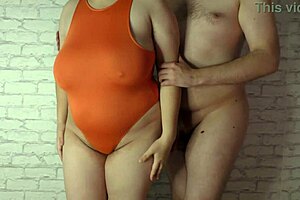 Sexy behaarte Frau nimmt schnellen Creampie tief in verheiratete Muschi