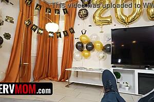 אוסטין חוזר הביתה לחגים לראות את אמא החורגת החרמנית ליליאן לפעולה רכיבה חמה