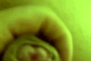 Sledoval jsem, jak se pustil do těch obrovských babiččiných koz pro divoký prsní šukací sezení