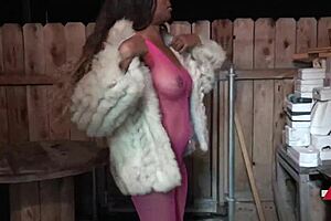 Seksi ebony v spodnjem perilu se sprehaja v trgovino