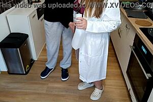 시어머니가 사위와 사적인 순간에 의료 업무 도와