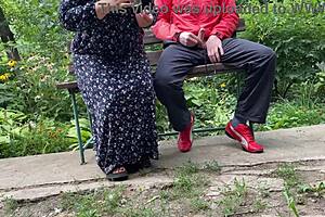 MILF chaude branle une grosse bite dans un verre au banc du parc