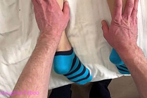 继父给继女偷偷亲密按摩