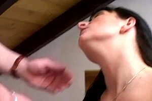 Non sono al lavoro, ho combinato un casino e mi sono scopato una segretaria strana in ufficio