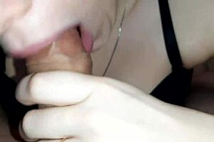 Uhh, lähikuvassa suihinotto työn jälkeen, sperma suuhun, tyttö näytti sen