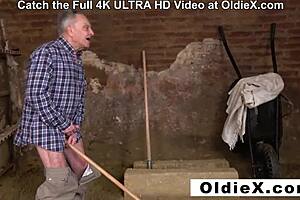 Abuelo no para de chupar esas tetas gordas y jugosas