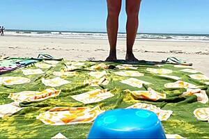 tu veux nous voir presque chopées en train de squirter à la plage avec des jouets ??