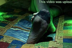 Perfekte Zehen der Hausfrau lugen durch Nylon-Strumpfhosen in geiler Fetisch-Szene.