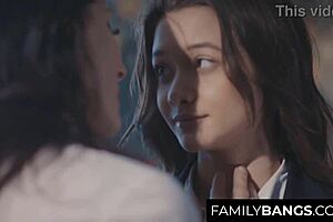 Зрялата учителка разваля девствеността на любимата си ученичка Reagan Foxx и Alex De La Flor