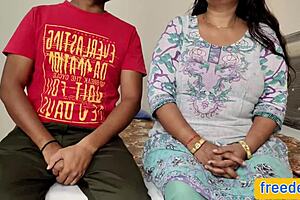 Mačeha deli posteljo in ponuja rit skupaj s pičko