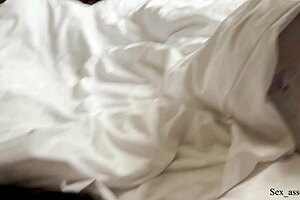 새엄마랑 새아들이 호텔 침대 공유하다가 뜨거워져! 🔥