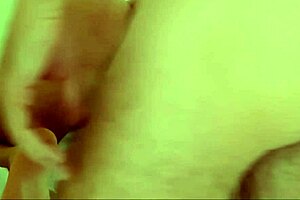 Tokadı için yalvardıktan sonra dev klitorisini sertçe vurdum.