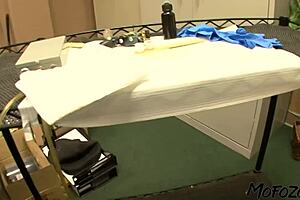 मोफोजो पर टैटू वाली ब्रूनेट आर्टिस्ट की रियल एमेच्योर होममेड वीडियो