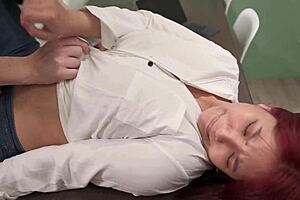 Rothaarige MILF bekommt unerwarteten Creampie in roher Amateur-Realitätsszene.