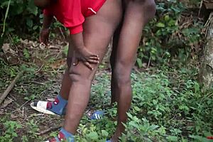 Hvordan tør en arabisk gutt knulle kongens kone utendørs? Vitne denne sjokkerende offentlige skandalen med våt ebony-skjønnhet!